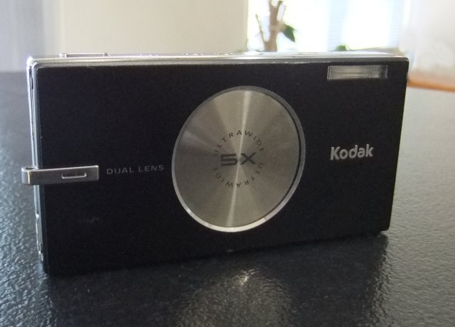 Kodak EasyShare V705 でサクラを撮る: 今日の空と気になる一品